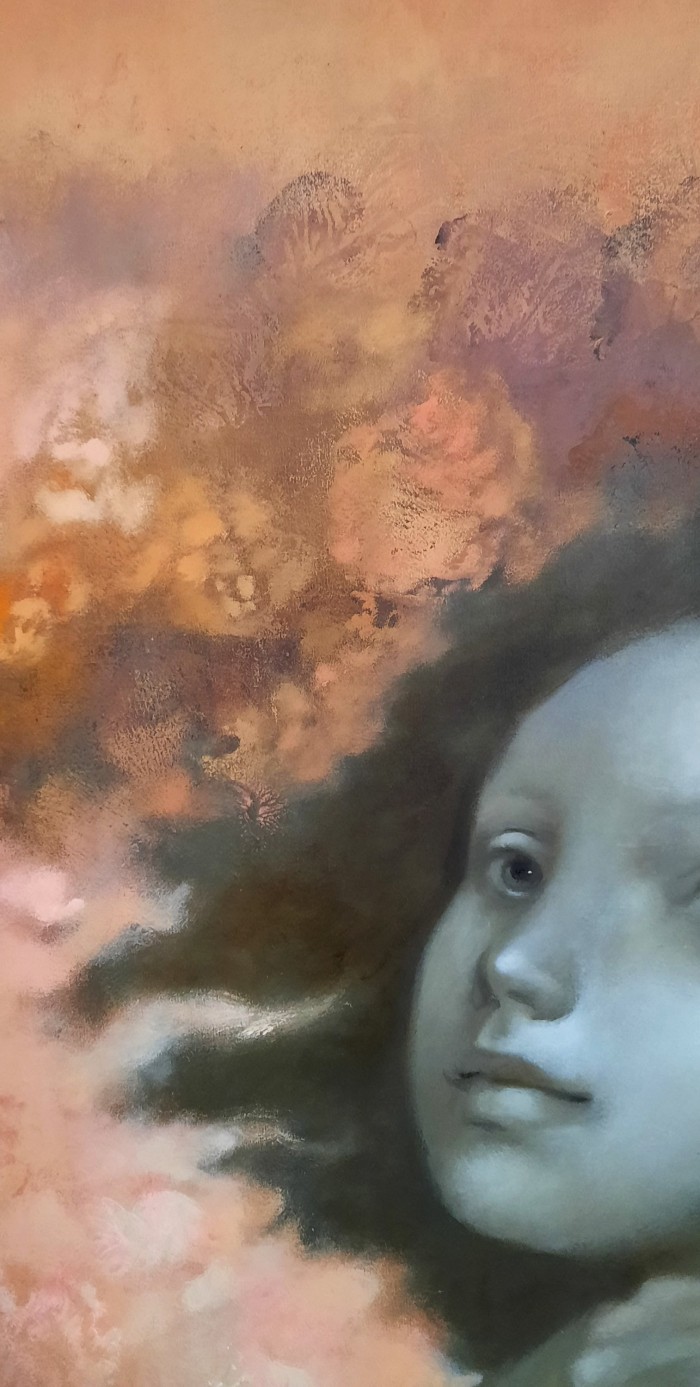 Niña con dos palomas