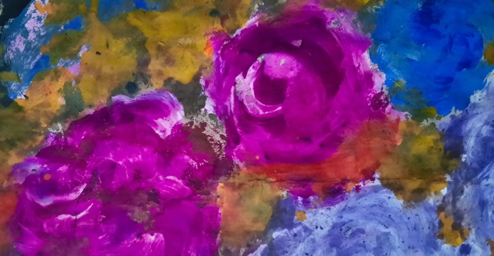 Florero azul con flores en fondo negro