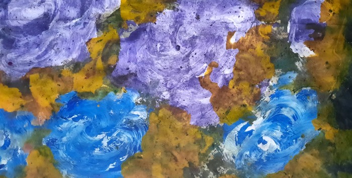 Florero azul con flores en fondo negro