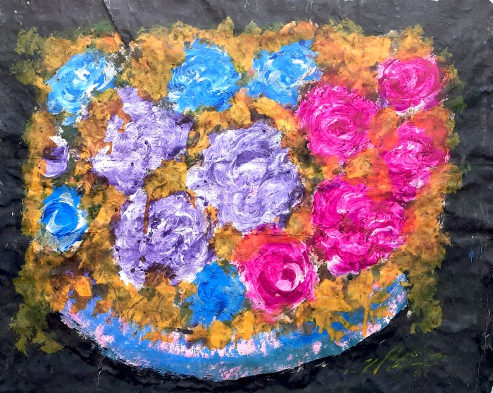 Florero azul con flores en fondo negro