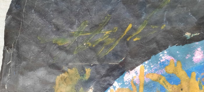 Florero azul con flores en fondo negro