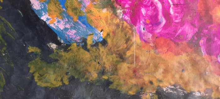 Florero azul con flores en fondo negro