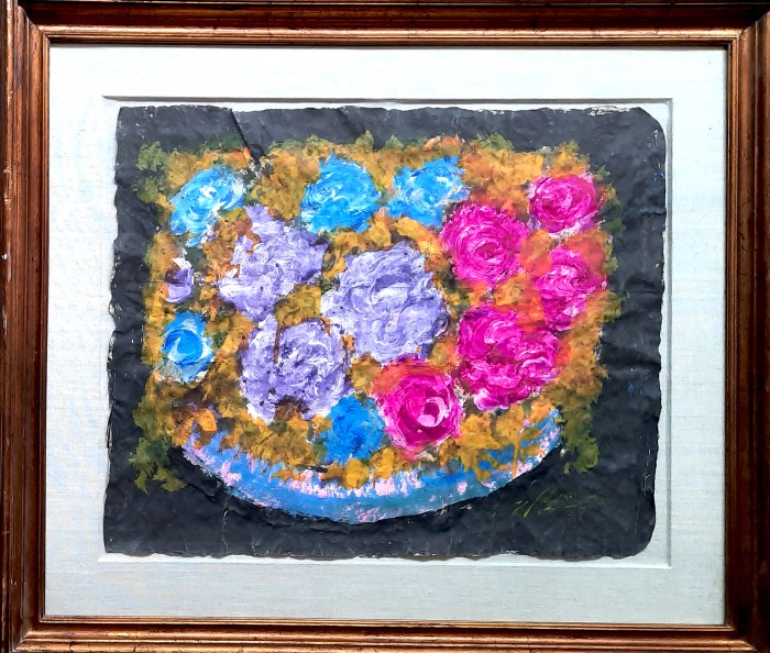 Florero azul con flores en fondo negro