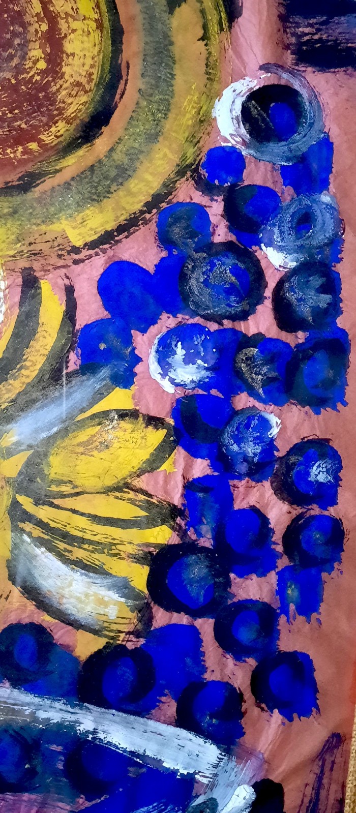 Frutero con granadas y uvas