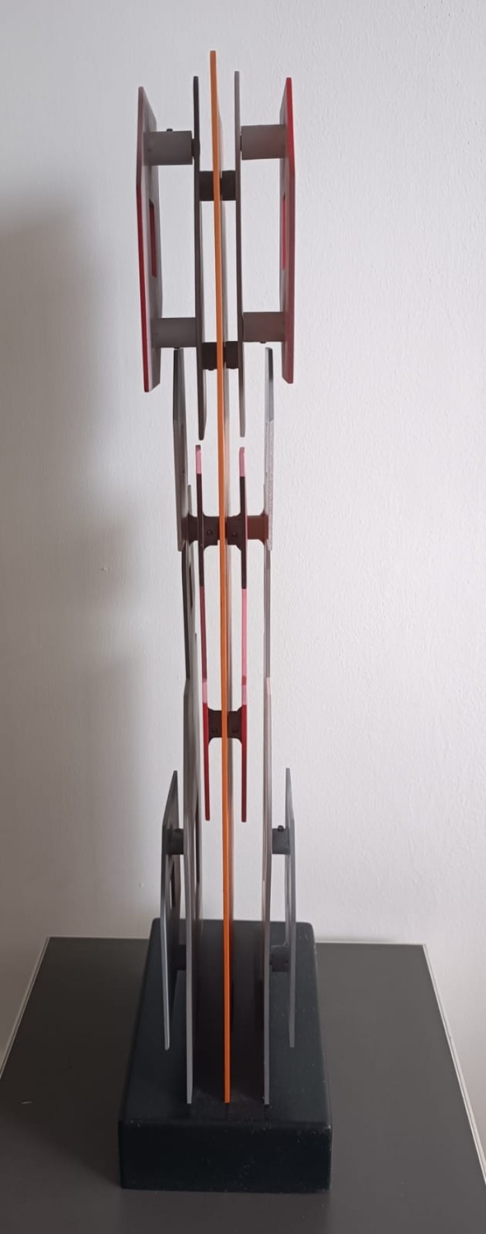 Alegre Perspectiva Rojo Gris