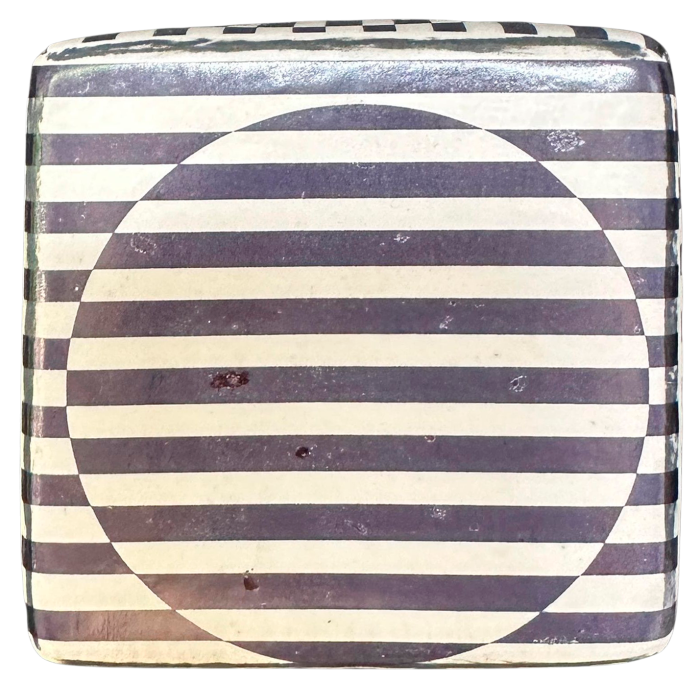 Cube with black lines and circles